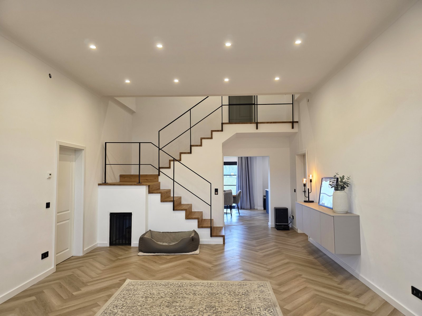 Moderner Minimalismus trifft zeitlosen Altbaucharakter mit Ausbaupotenzial Moderner Minimalismus trifft zeitlosen Altbaucharakter mit Ausbaupotenzial