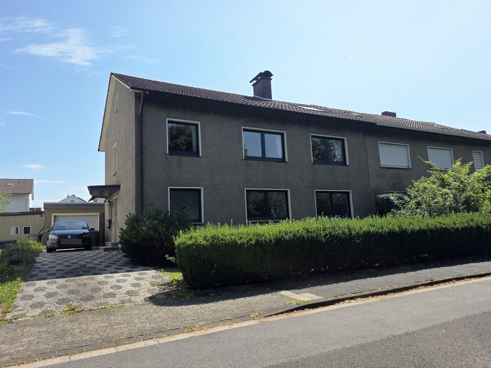 Teilmodernisierte Doppelhaushälfte mit zwei Wohneinheiten und ausgebautem Dachgeschoss Teilmodernisierte Doppelhaushälfte mit zwei Wohneinheiten und ausgebautem Dachgeschoss