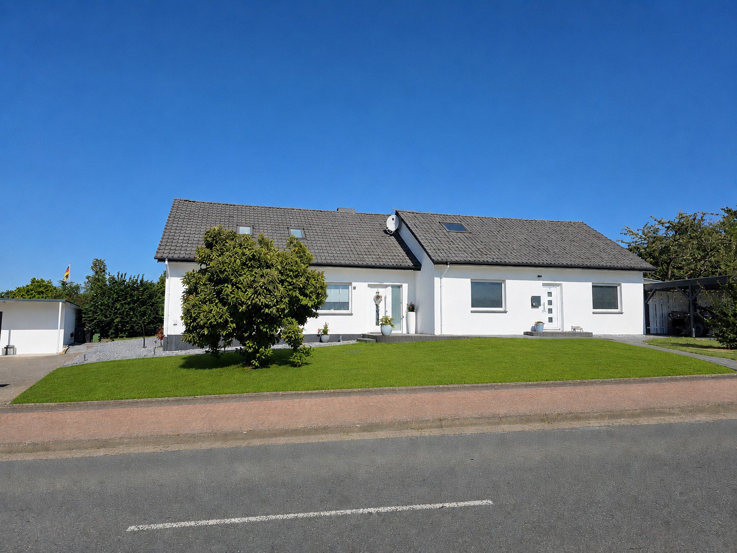 Zwei Wohnkonzepte, ein Zuhause: Modernisiertes Doppelhaus mit großem Grundstück Zwei Wohnkonzepte, ein Zuhause: Modernisiertes Doppelhaus mit großem Grundstück